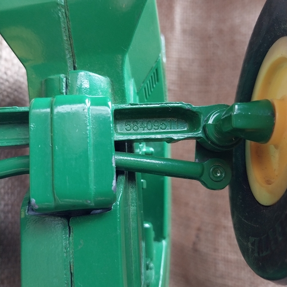 1/16 JOHN DEERE 8200 W/STRIPE DECAL NO Box ERTL Steering Mechanism Intact - Picture 10 of 16